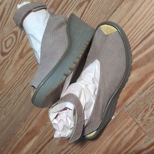 🪰Fly London Wedge Shoe